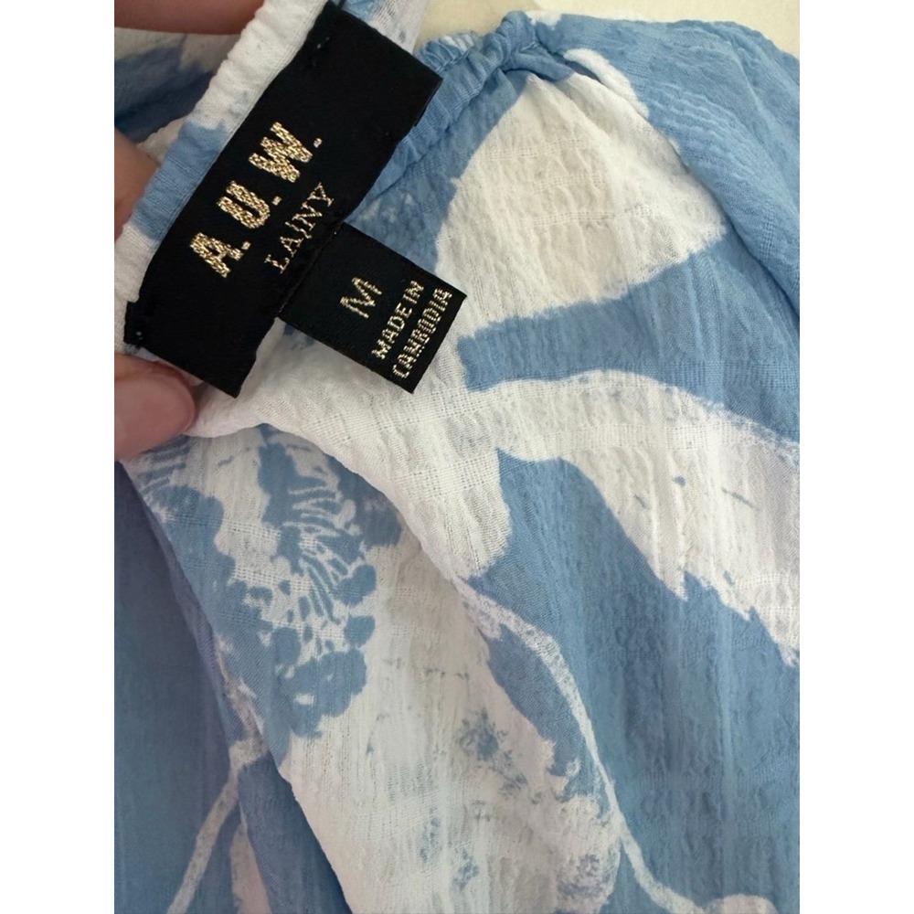 A.U.W. LA/NY Women's Blue White Floral V-Neck Blouse Gold Link Detail Medium NEW - Picture 6 of 12